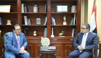 وزير السياحة والآثار مع سفير كازاخستان بالقاهرة