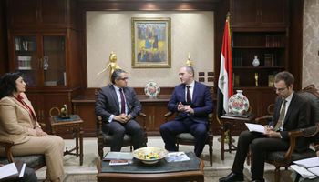 وزير السياحة والآثار يجتمع بسفير بيلاروسيا بالقاهرة