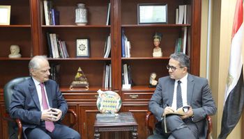 وزير السياحة والآثار يجتمع مع سفير اليونان بالقاهرة