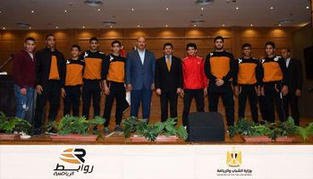 وزير الشباب والرياضة يكرم أدهم الساري 