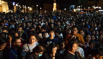  وقفة احتجاجية لذوي ضحايا إطلاق النار على المركز التجاري، مساء اليوم في ناخون راتشاسيما التايلاندية. الصورة: لورين ديكا (GETTY)