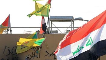 أعلام كتائب حزب الله" في العراق بجانب العلم العراقي - أرشيفية (Reuters )