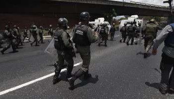 اشتباكات وأعمال عنف بين المعارضة الفنزويلية والشرطة في كاراكاس