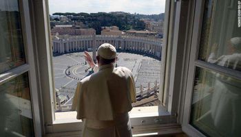 البابا فرانسيس أمام الساحة الفارغة بسبب كورونا