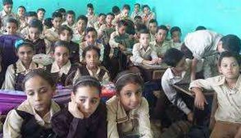  التعليم :"وجود مساحة لا تقل عن متر بين الطلاب " 