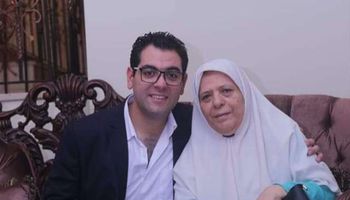 الشهيد الرائد ماجد عبد الرازق ووالدته 