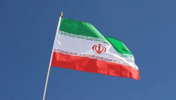 العلم الإيراني (Reuters)