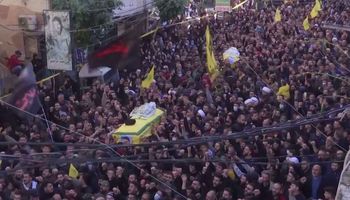 الآلاف يشيعون مقاتلي حزب الله في بيروت
