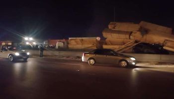 انقلاب سيارة محملة بالأخشاب بطريق الإسكندرية الصحراوي