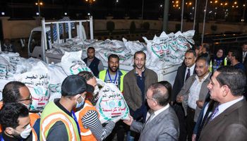 بدء توزيع المعونات الغذائية العاجلة لعمال اليومية بالإسكندرية 