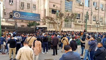 تجمع المواطنين أمام معامل وزارة الصحة والسكان