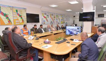رئيس الوزراء يطمئن على محافظة أسيوط عبر الفيديو كونفرانس 