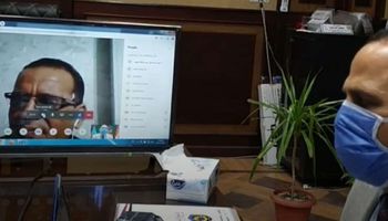 رئيس جامعة دمنهور يناقش الرسائل العلمية مع الوافدين  بالدول العربيه بالفيديو كونفرانس