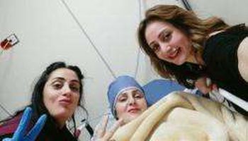 رانيا محمود ياسين ومنة تيسير من داخل غرفة العمليات