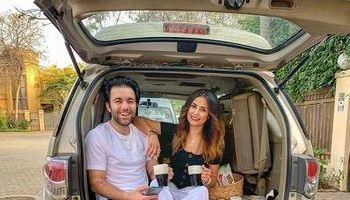ريهام أيمن وشريف رمزي في السيارة