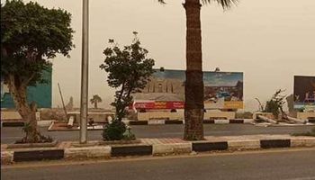 سقوط لافتات الاعلان بوسط مدينة الأقصر 
