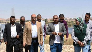 محافظ اسوان مع نائبه في الحديقة الاستوائية