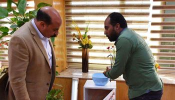 محافظ اسوان  يجرب جهاز التعقيم الذاتي 