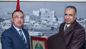 محافظ الإسكندرية يكرم السكرتير العام لبلوغه سن المعاش