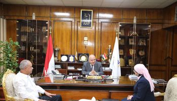 محافظ قنا يبحث بروتوكول التعاون لإنشاء مركز معلومات 