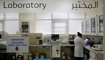 مختبر في إحدى مستشفيات الإمارات (Reuters )