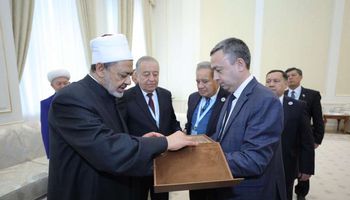 هدية رئيس أوزباكستان لشيخ الأزهر