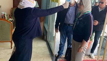 وزيرة الصحة تخضع للفحص الطبي بمطار القاهرة
