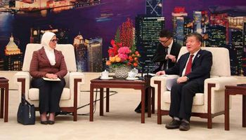 وزيرة الصحة مع نائب رئيس البرلمان الصيني
