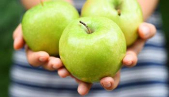 وصفات طبيعية للبشرة من التفاح 