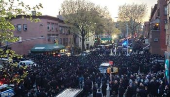 الحشد اليهودي خلال الجنازة 