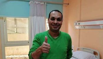 الدكتور محمد علي الطبيب المتعافي من فيروس كورونا بالأقصر 