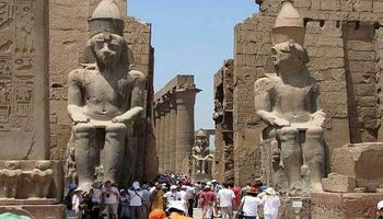 السياحة في مصر بمعبد الأقصر - صورة أرشيفية 
