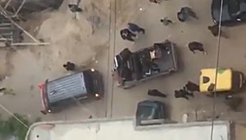 سيارات شرطة تشارك الأقباط الاحتفال بـ"أسبوع الآلام" بالإسكندرية