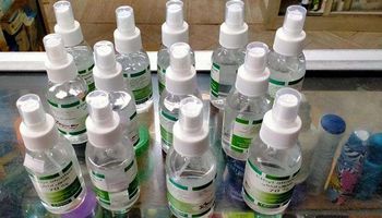 القبض على شخصين لقيامهما ببيع مطهرات "مجهولة المصدر" بالتجمع الأول