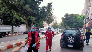 الهلال الأحمر يعقم شوارع قنا 
