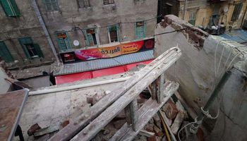انهيار جزئي بعقار في حي الجمرك بالإسكندرية 