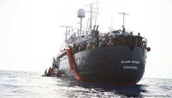 تأزم وضع سفينة إنقاذ تحمل مهاجرين أمام السواحل الإيطالية