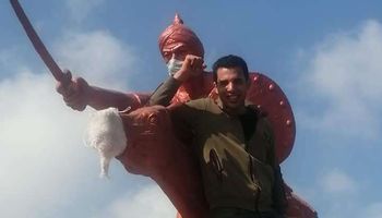 تمثال صلاح الدين الأيوبي مرتديًا الكمامة بالمنوفية