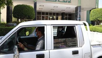 سيارة خاصة من محافظة قنا توصل مريضة لمنزلها أثناء الحظر