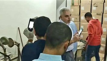 الرقابة الإدارية يضبط مخزن لاجهزه المستشفيات الحكومى بأسيوط 