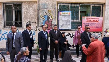 محافظ الإسكندرية يتفقد صرف معاشات أبريل بالمدارس المجاورة لمكاتب البريد