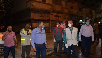 محافظ الإسماعيلية يتابع ليلا أعمال تعقيم شوارع حي ثان بمشاركة الشباب المتطوعين