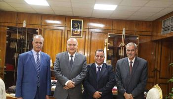 محافظ قنا مع ممثلى شركة البدوى 