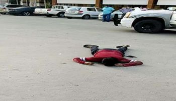 هندي يسقط ميتا في شوارع الكويت