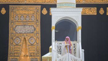  الرئيس العام وأئمة المسجد الحرام يتقدمون المصلين في صلاة العيد.