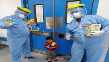 أطباء الحجر الصحي بالإسكندرية يدخلون البهجة علي قلوب الأطفال