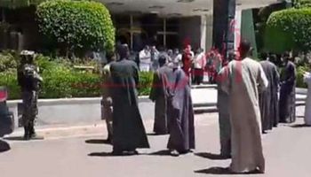 احتجاج العشرات من أهالي دشنا أمام مبنى محافظة قنا
