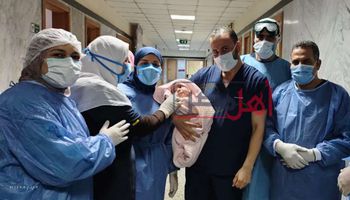 الأطباء يودعون الطفل قبل خروجة من المستشفى 