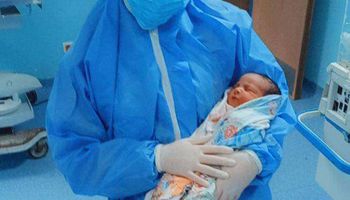 "الشيخ زايد آل ناهيان" يجري ولادة قيصرية لمصابة بكورونا