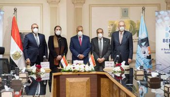 باستثمارات تزيد عن مليار جنيه  توقيع اتفاقية إنشاء أكبر مصنع  للألياف الضوئية بالمنطقة الاقتصادية لقناة السويس